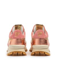 Różowe zamszowe i metaliczne sneakersy z masywną podeszwą, z złotymi akcentami, teksturowanymi panelami i oznaczeniem na pięcie.