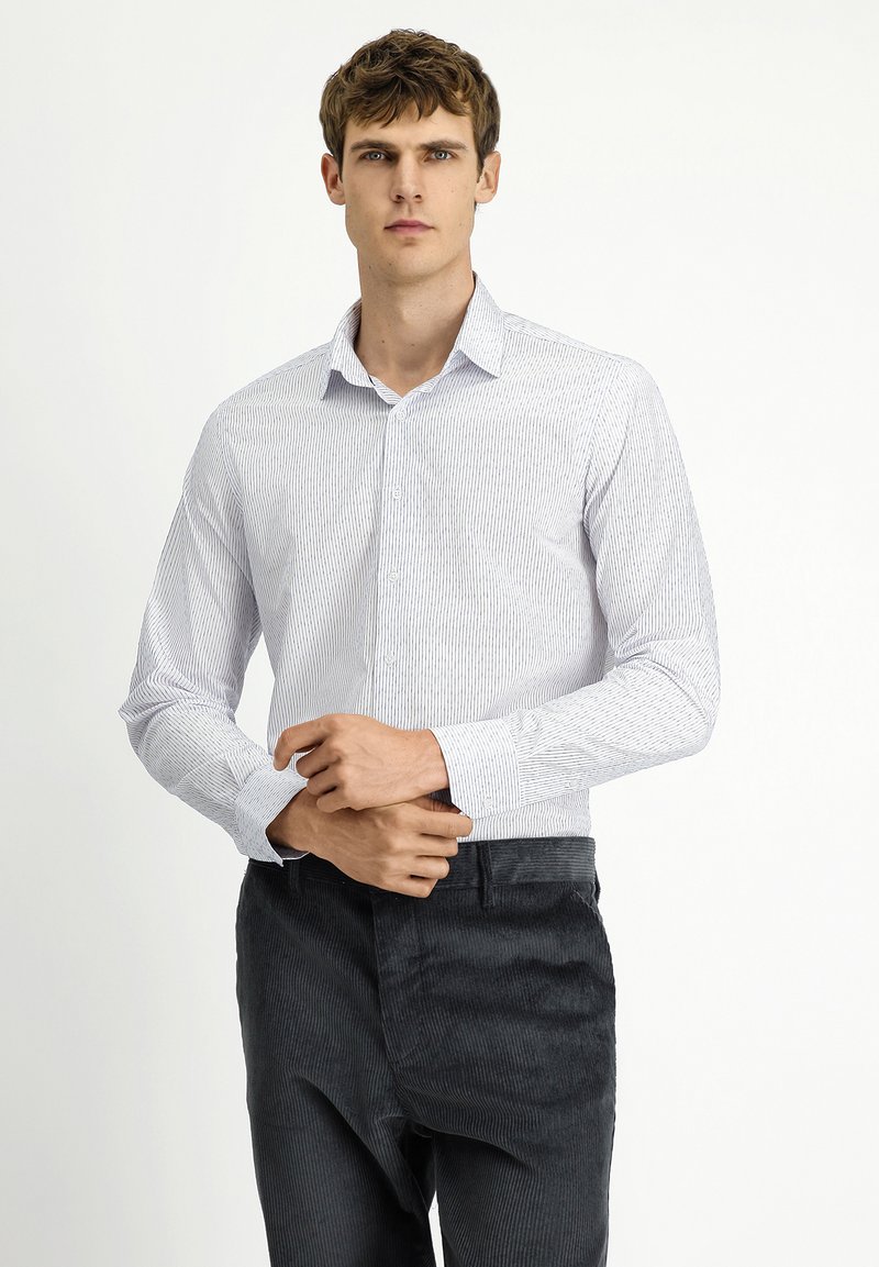 Witte button-down shirt met fijne blauwe strepen, lange mouwen en een standaard kraag. Draag het met gestreepte donkere broeken.