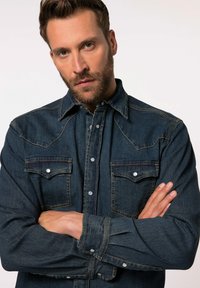 Donker denim western shirt met drukknoopsluiting, twee borstzakken, puntige schouderpartij en een gestructureerde stof.