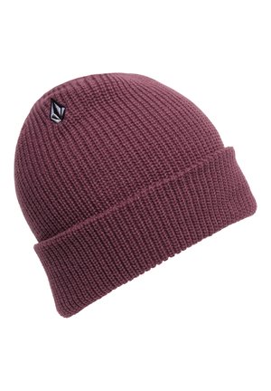 Diep bordeauxrode gebreide beanie met ribbelstructuur, voorzien van een omgeslagen rand en een klein zwart logo-opdruk aan de zijkant.