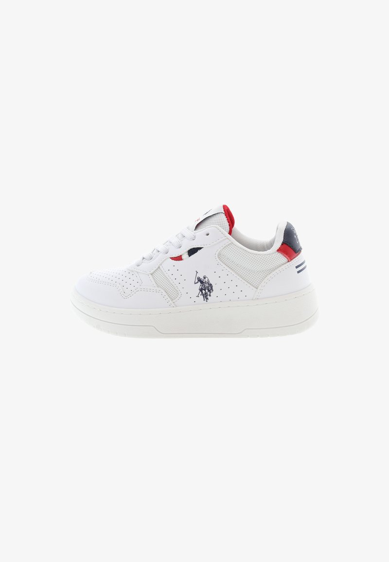 Sneaker atletica bianca con dettagli perforati, accenti rossi e blu, design con lacci e una piccola grafica di una figura montata lateralmente.