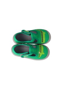 Zielone dziecięce buty z teksturowanym wzorem, elastycznym paskiem i zabawnym akcentem przypominającym krokodyla z oczkami. Szare podeszwy.
