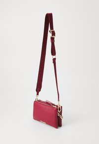Steve Madden BNICCO - Borsa a mano - berry