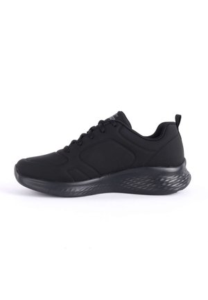 Chaussures de sport noires avec une tige texturée et lisse, bout rond, design à lacets, semelle rembourrée et silhouette profilée basse.