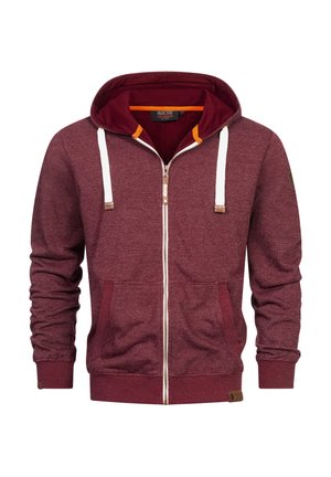 Sweat à zip maroon avec capuche, cordons blancs, accents orange, poignets côtelés et deux poches avant. Tissu lisse avec une finition texturée.