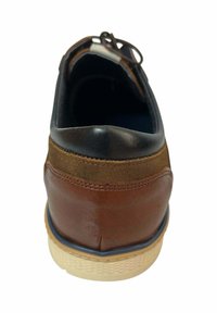 Zapato de cuero marrón con puntera lisa, detalles en cuero negro en el talón y una suela texturizada de color crema. Presenta un diseño de cordones.