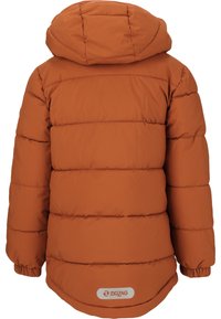 Brun puffjakke med hætte, der har horisontale quiltede sektioner og elastiske manchetter. Et mærke er synligt på ryggen.