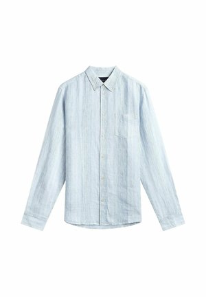 Vaaleansininen pitkähihainen nappikauluspaita, jossa on hienovaraiset pystysuorat raidat, rintatasku ja tupsukärki, aseteltu litteästi valkoiselle taustalle.