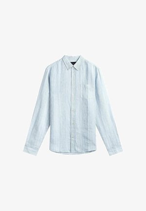 Vaaleansininen pitkähihainen nappikauluspaita, jossa on hienovaraiset pystysuorat raidat, rintatasku ja tupsukärki, aseteltu litteästi valkoiselle taustalle.