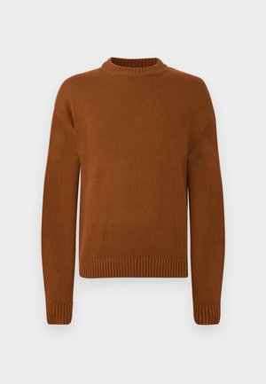 Bruine gebreide trui met een geribde halslijn en manchetten, met een relaxte pasvorm en gestructureerde stof. Eenvoudig ontwerp zonder patronen.