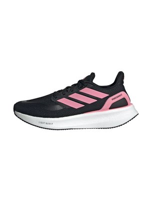 Zapatilla de correr negra y rosa con suela blanca, con tres franjas rosas y la marca "PUREBOOST" en el lateral del talón.