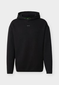Μαύρο φούτερ με κουκούλα και μακριά μανίκια, με μικρό λογότυπο "BOSS" στο κέντρο του στήθους σε λευκό φόντο.