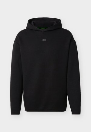 Sweat-shirt à capuche noir à manches longues avec un petit logo "BOSS" centré sur la poitrine, sur fond blanc.