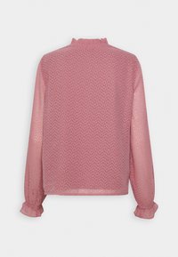 Blusa rosa trasparente con un motivo testurizzato, colletto alto e maniche lunghe con polsini arricciati. La vista posteriore presenta un design semplice.