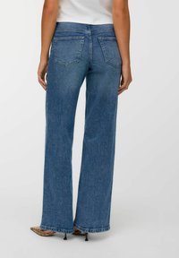Modre široke jeans hlače z visokim pasom imajo zadnje žepe in strgano rob. Gladka tekstura in klasična zasnova.