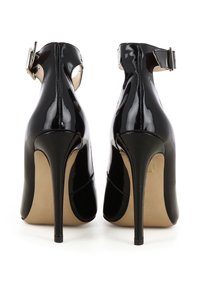 Scarpe con tacco alto in pelle verniciata nera, con punta affusolata, cinturino alla caviglia e tacco a stiletto; presentano una texture liscia e lucida.
