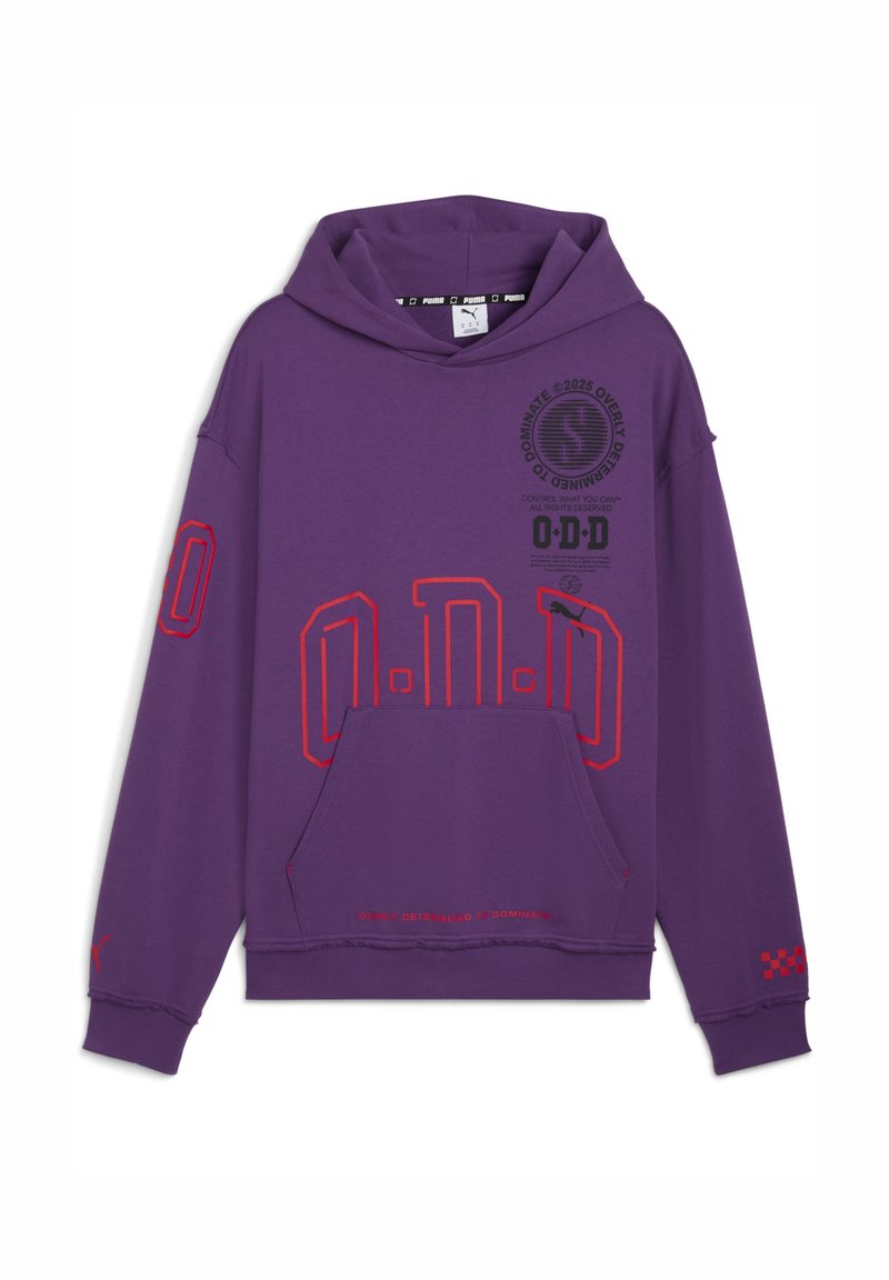 Felpa viola con un ampio design grafico rosso, tasca frontale e logo Puma. Il testo include "OVD" e "Overly Determined to Dominate."