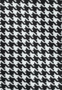 Juoda ir balta houndstooth raštas su geometrinėmis formomis. Dizainas siūlo pakaitinius juodus ir baltus skyrius, sukurdami tekstūruotą išvaizdą.