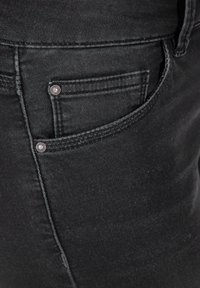 Schwarze Denim-Jeans mit einer Vordertasche und silbernen Beschlägen, dezenten Stickdetails und einer glatten Textur.