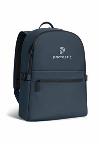 Zaino navy con finitura liscia e opaca, dotato di tasca frontale con zip e spallacci imbottiti. Logo visibile sul davanti. Design quadrato.