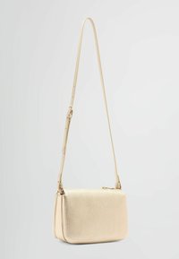 Borsa a tracolla in pelle dorata con testo a rilievo, di forma rettangolare, con tracolla regolabile e chiusura a zip. Presenta un design minimalista e cuciture sottili.