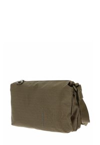 Braune Tasche mit Textur und rechteckiger Form, Reißverschlussverschluss und verstellbarem Riemen. Verfügt über dezentes Branding an der Seite.