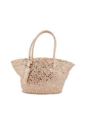 Bolsa tote tejida en rosa claro con detalles metálicos, que cuenta con dos asas y una base plana, mostrando una superficie texturizada con un acabado brillante.
