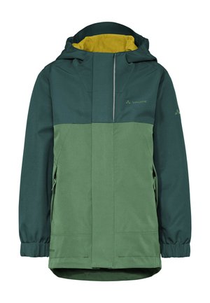 Tweekleurige waterdichte kinderjas in groen met capuchon en gele binnenvoering, ritssluiting aan de voorkant bedekt met een stormflap, en zijzakken.