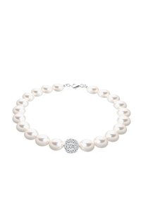 Collier de perles blanches avec un groupe central rond de petits diamants et un fermoir en argent sur un fond blanc.