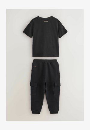 Sort bomulds T-shirt med korte ærmer og rund hals, parret med matchende joggerbukser med cargo-lommer og ribbede manchetter.