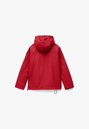 Piros kapucnis dzseki hosszú ujjakkal és fekete folttal a bal felső karján, fehér háttéren, hátulról ábrázolva.