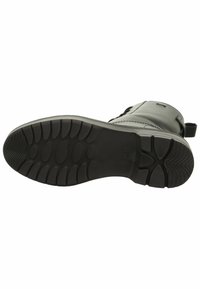 Suela de bota de cuero negro con goma texturizada, que presenta un patrón de tacos para tracción y un acento elevado a lo largo del borde.
