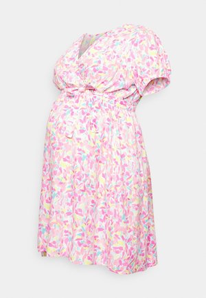 Zwangerschapsjurk met een overslagontwerp, voorzien van een bloemenpatroon in roze, geel en blauw, korte pofmouwen en een strikdetail in de taille.