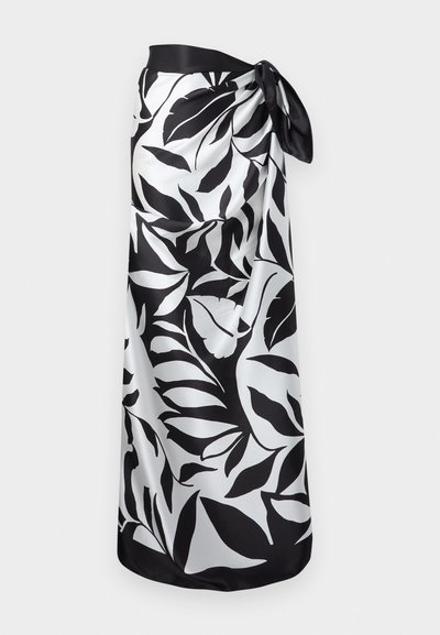 Μαύρο-άσπρο σαρόνγκ με σχέδιο φύλλων, δεμένο στη μέση, από λείο, μεταξένιο ύφασμα.