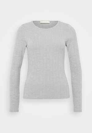 Camisola cinza de malha canelada de manga longa, com decote redondo e acabamento ondulado. Apresenta uma silhueta ajustada e uma textura suave.