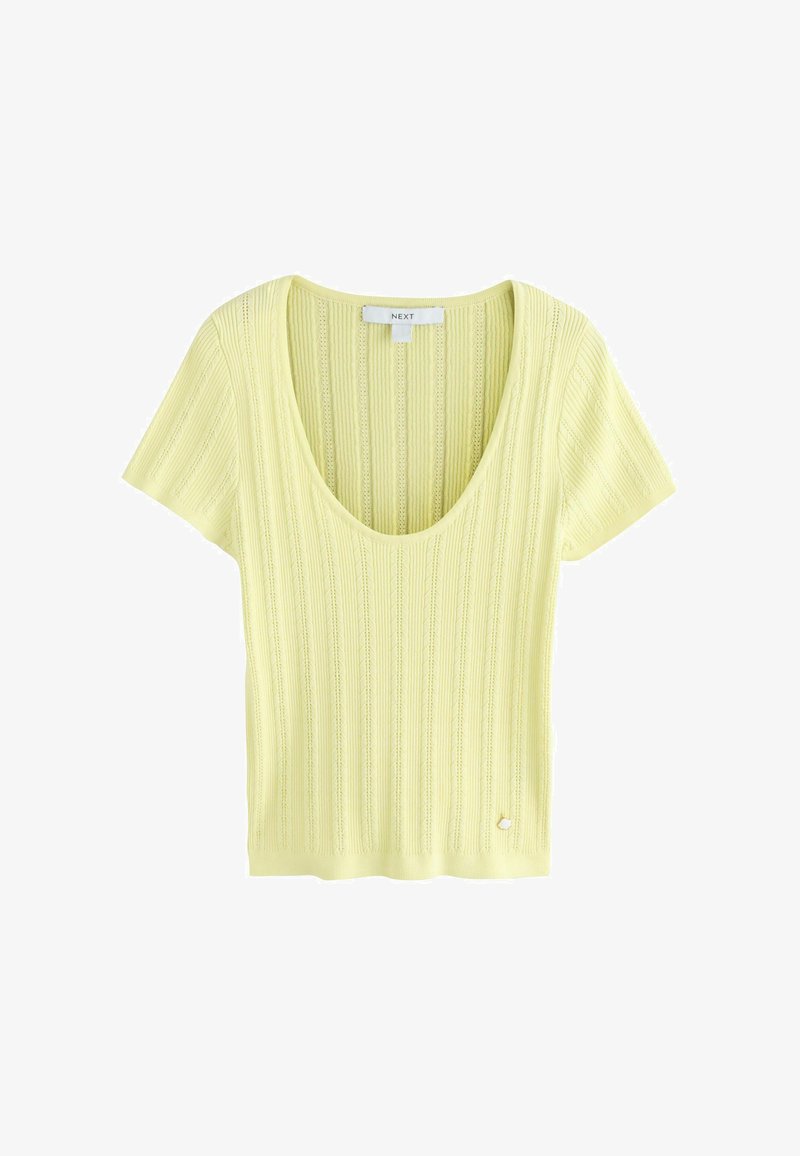 Haut tricoté à manches courtes de couleur jaune clair avec encolure dégagée et motif côtelé vertical, arborant un petit logo en métal près de l'ourlet.