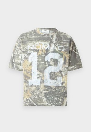 Μπλούζα με γκρι και μπεζ καμουφλάζ μοτίβο, μεγάλο λευκό αριθμό 12 και τη λέξη "NOMAD" στο στήθος.