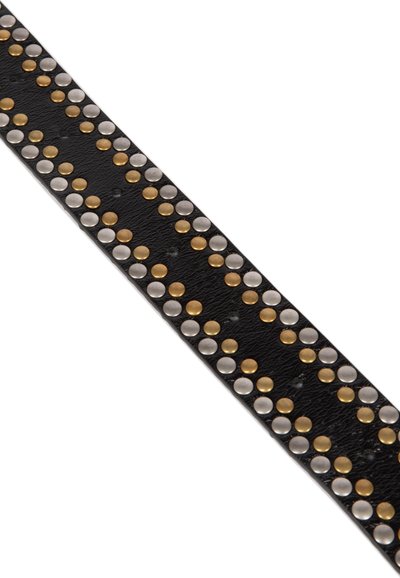 Zwarte lederen riem met afwisselend gouden en zilveren metalen studs, gelijkmatig verdeeld langs de lengte, met een gestructureerde oppervlakte.
