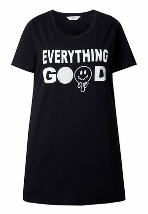 Czarny bawełniany T-shirt o luźnym kroju, z dekoltem w serek. Na przodzie znajduje się biały napis "EVERYTHING GOOD" oraz trzy zabawne motywy uśmiechniętych buziek.