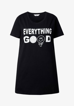 Camiseta de algodón negra con corte holgado y escote redondo. Presenta texto blanco "TODO BIEN" y tres motivos de caritas sonrientes divertidas.