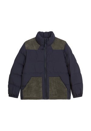 Marineblauwe pufferjack met olijfgroene suede accenten op de schouders en zakken. Voorzien van een hoge kraag en een voorste ritssluiting.