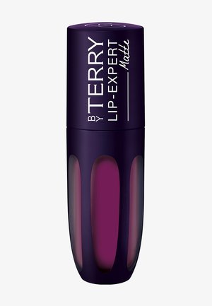 B.TERRY Lip Expert Matte in einem eleganten lila Behälter mit glatter Oberfläche, der ein gewölbtes Design und transparente Akzentbereiche aufweist.