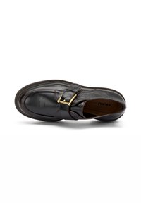 Zapato de cuero marrón oscuro con forma redondeada, con una sola correa y hebilla dorada. Textura suave con costuras visibles y suela acolchada.