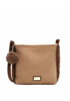Sac à épaule marron texturé avec des côtés en fourrure, un porte-clés rond et duveteux, et une plaque dorée à l'avant.
