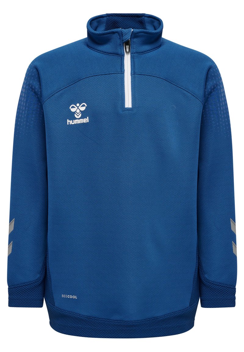 Sudadera azul con media cremallera y diseño texturizado, cremallera blanca y acentos reflectantes. Presenta un logo en el pecho y un patrón de malla en las mangas.