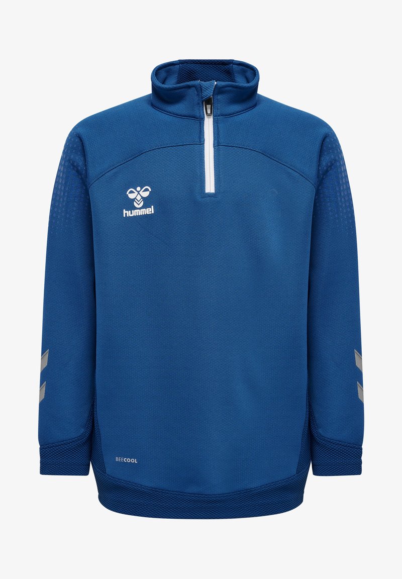 Sweatshirt bleu à moitié zip avec un design texturé, fermeture éclair blanche et accents réfléchissants. Il présente un logo sur la poitrine et un motif en maille sur les manches.