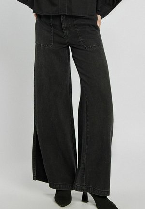 - Wide leg