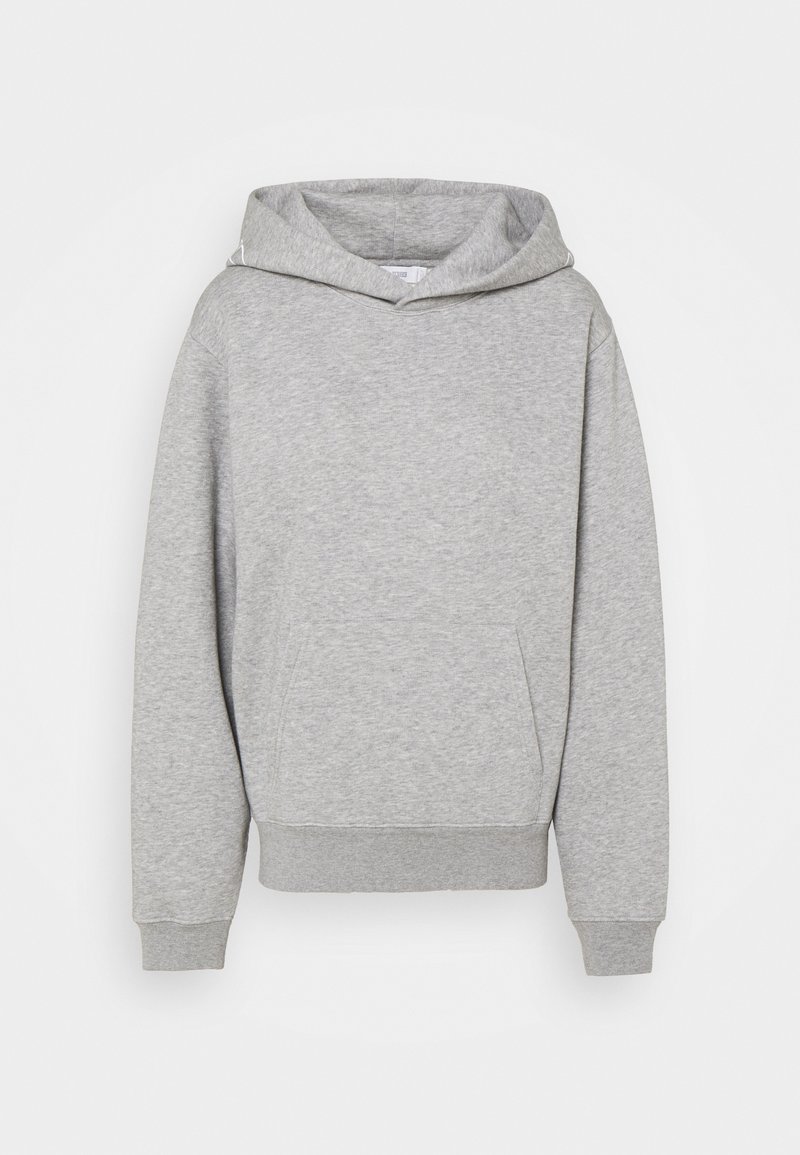 Grå hoodie i mjukt material, med en dragsko på huvan, känguruficka och ribbade muddar och fåll. Enkelt och mångsidigt design.