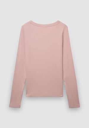 Chemise rose clair à manches longues avec une texture côtelée, un col rond et un ourlet droit. Ne présente aucun logo ou accent visible.