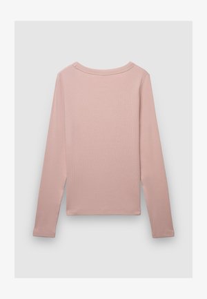 Chemise rose clair à manches longues avec une texture côtelée, un col rond et un ourlet droit. Ne présente aucun logo ou accent visible.